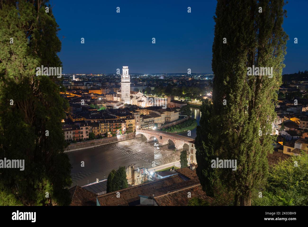 Vue sur Vérone, Cathédrale Santa Maria Assunta, Ponte Pietra, rivière Adige, Vérone, Vénétie, Italie Banque D'Images