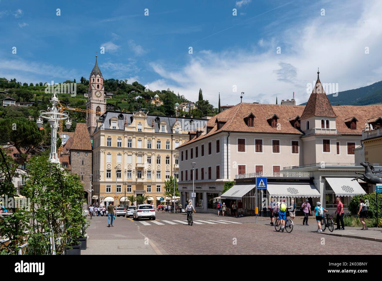Vieille ville historique avec église paroissiale de Saint-Nicolas, Merano, Tyrol du Sud, Italie Banque D'Images