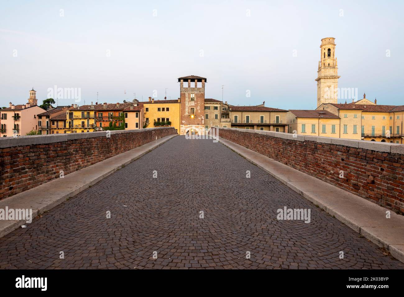 Ponte Pietra, porte historique de la ville, Cathédrale de Vérone Santa Maria Assunta, Vénétie, Italie Banque D'Images