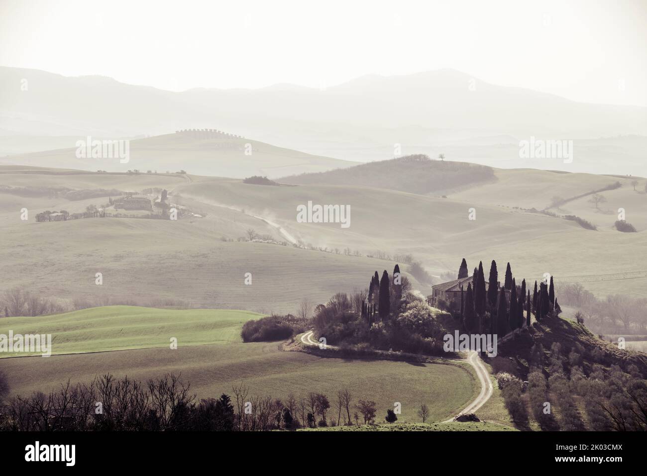 Val d'Orcia dans la brume matinale, Toscane, Italie Banque D'Images