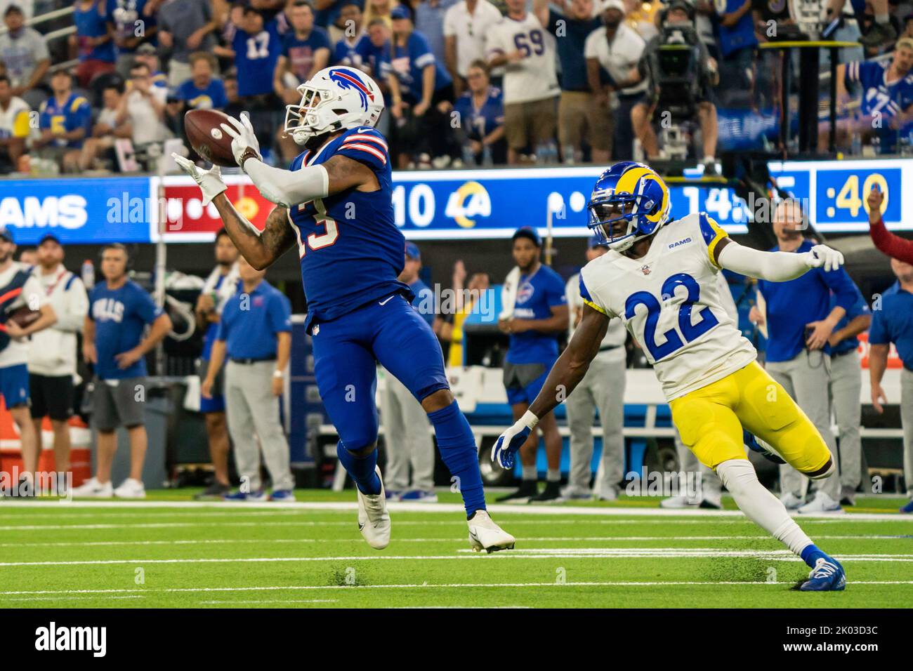 Gabe Davis, un grand receveur de Buffalo Bills (13), fait une prise comme Los Angeles Rams Corner back David long Jr. (22) lors d'un match de la NFL, jeudi, 8 septembre, Banque D'Images