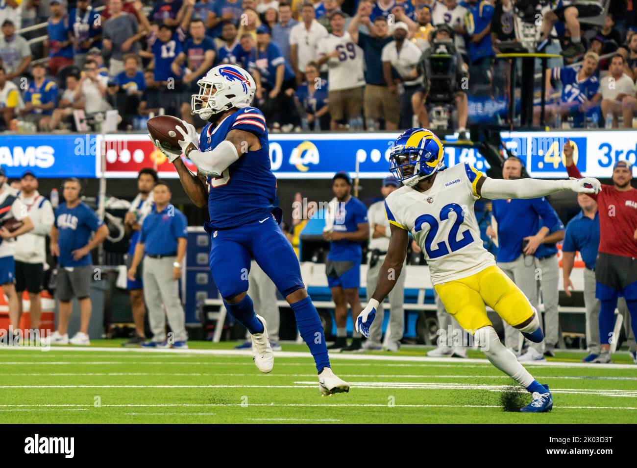 Gabe Davis, un grand receveur de Buffalo Bills (13), fait une prise comme Los Angeles Rams Corner back David long Jr. (22) lors d'un match de la NFL, jeudi, 8 septembre, Banque D'Images
