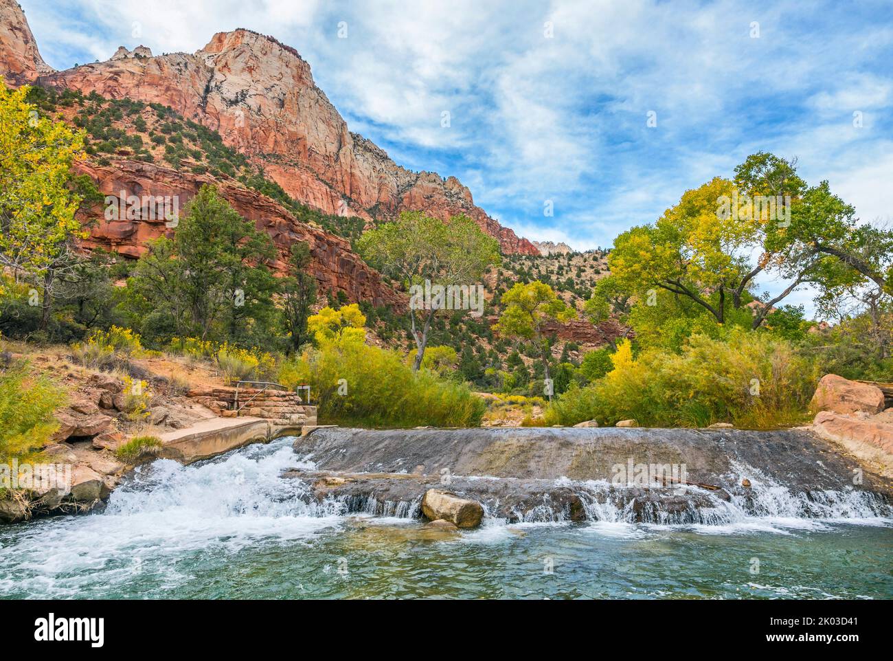 Le parc national de Zion est situé dans le sud-ouest de l'Utah, à la frontière avec l'Arizona. Il a une superficie de 579 kö² et se situe entre 1128 m et 2660 m d'altitude. Virgin River, ancien barrage à l'arrêt de la navette Canyon Junction. Banque D'Images