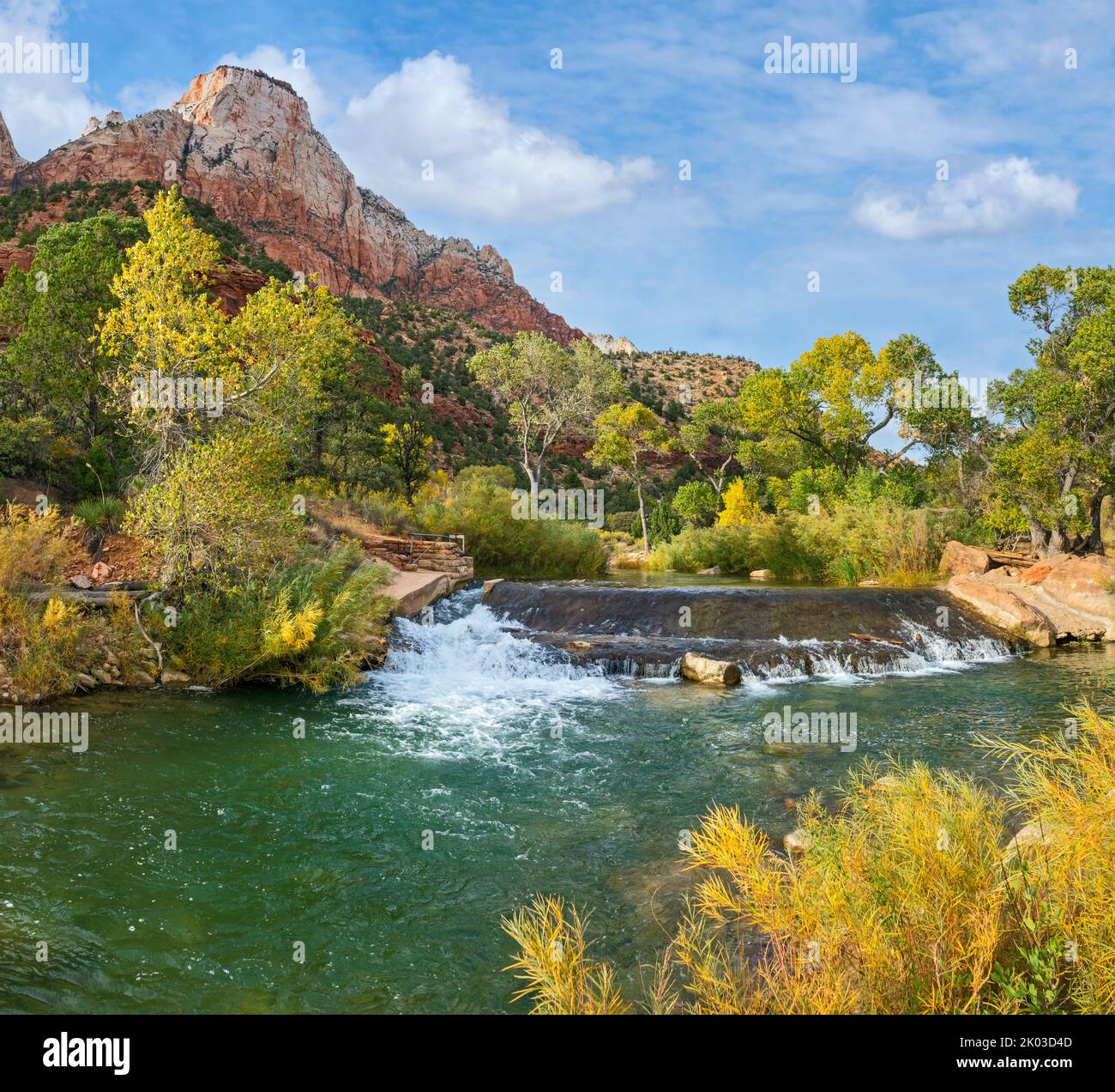 Le parc national de Zion est situé dans le sud-ouest de l'Utah, à la frontière avec l'Arizona. Il a une superficie de 579 kö² et se situe entre 1128 m et 2660 m d'altitude. Virgin River, ancien barrage à l'arrêt de la navette Canyon Junction. Banque D'Images