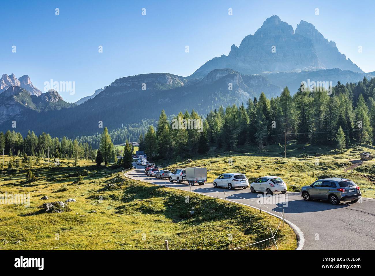 italie, Vénétie, Auronzo di Cadore, Dolomites. Voitures en colonnes au poste de péage, route pittoresque de la Tre cime di Lavaredo, Dolomites Banque D'Images