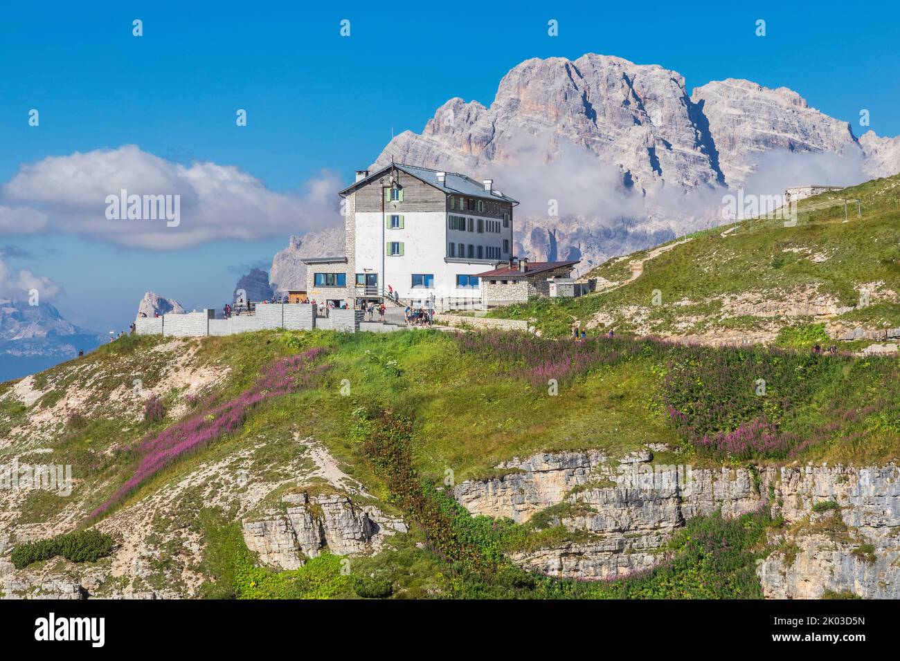 Italie, Vénétie, Auronzo di Cadore, Dolomites. Le refuge d'Auronzo, sur le fond de la montagne Cristallo. Banque D'Images