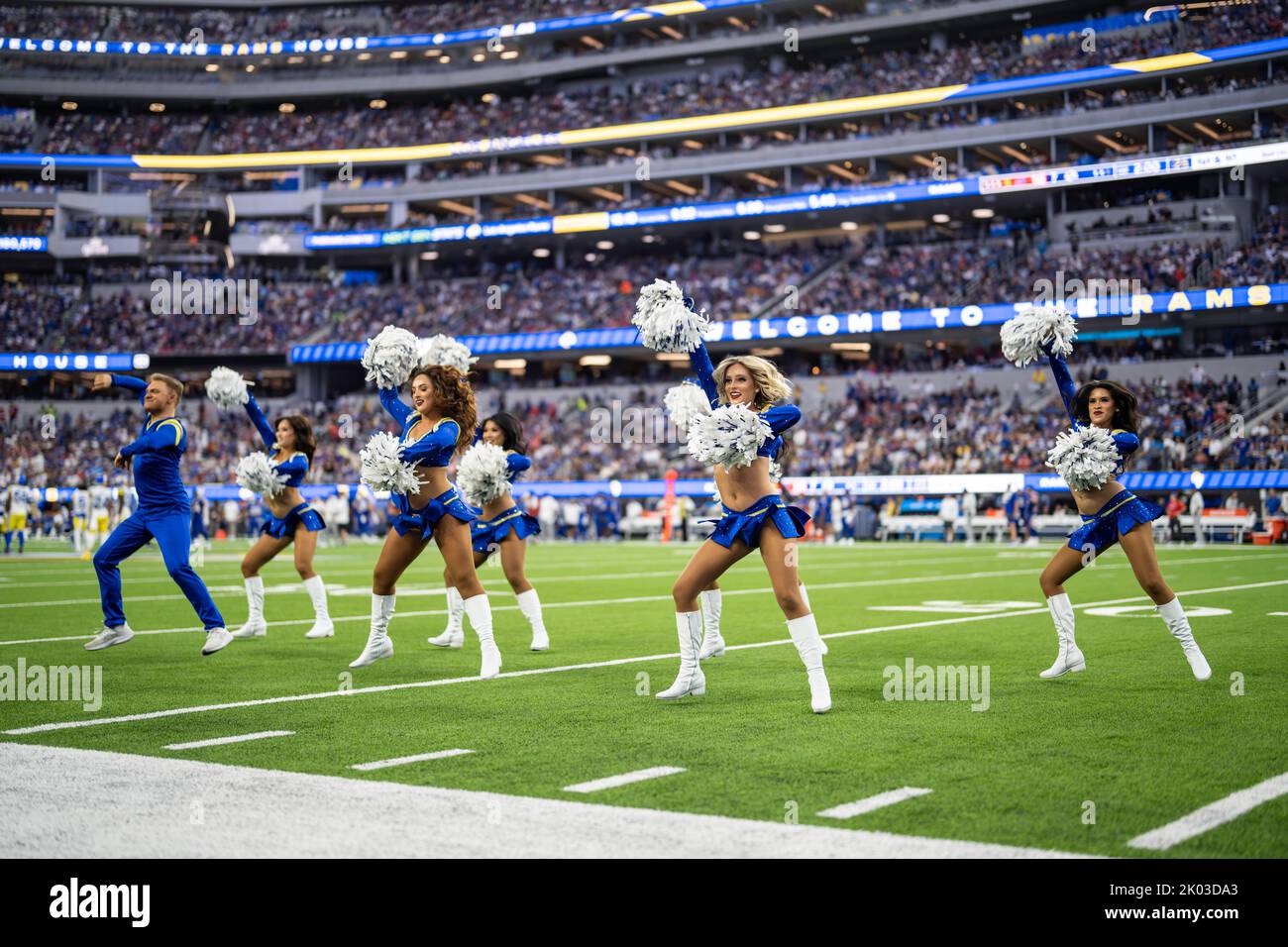 Les cheerleaders des Rams de Los Angeles jouent lors d'un match de la NFL contre les Buffalo Bills, jeudi, 8 septembre 2022, au stade SOFI, À Inglewood, Californie. Banque D'Images
