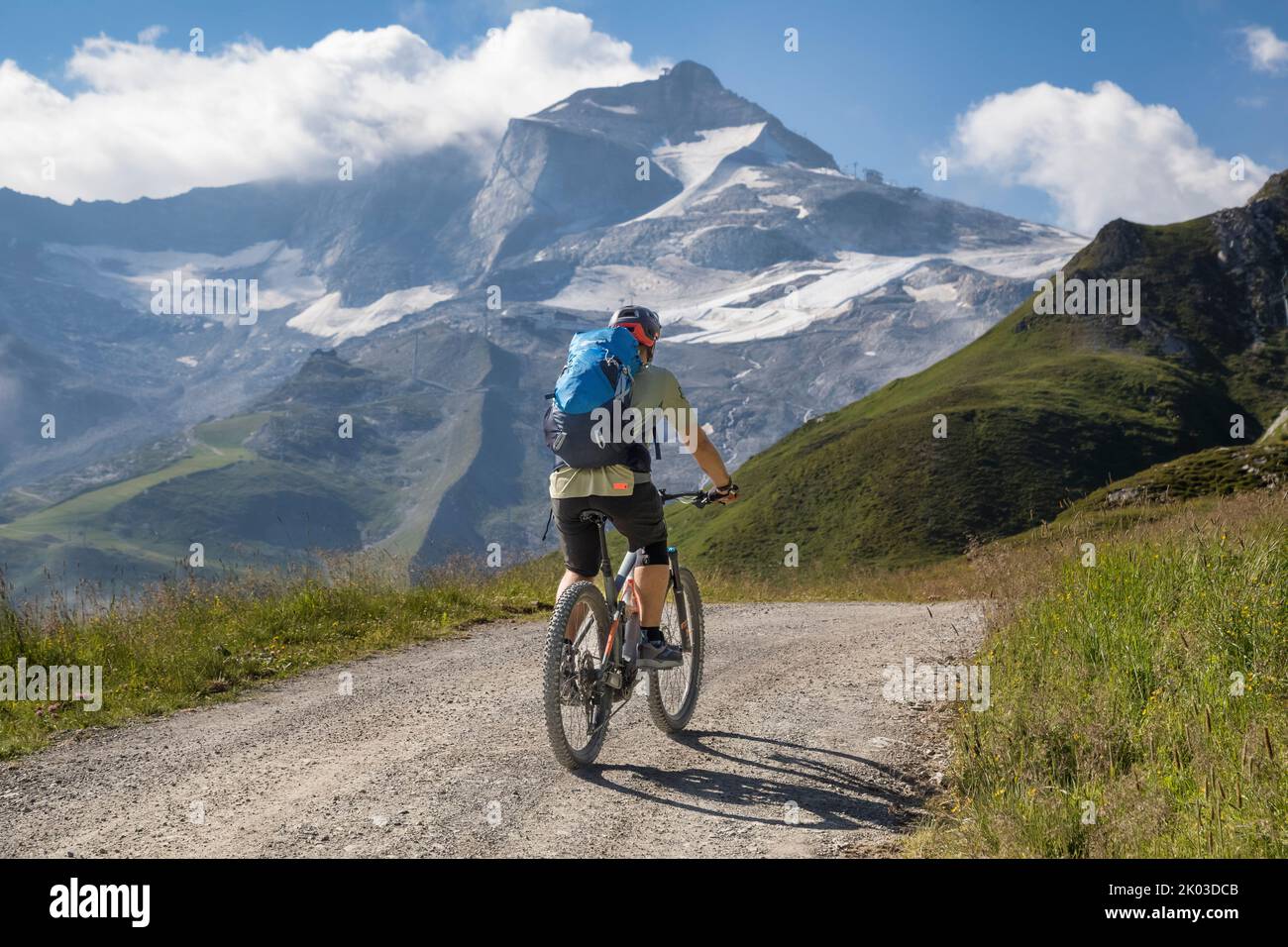 Autriche, Tyrol, Alpes de Tux. Un homme à vélo électronique (emtb) en montée vers le Tuxerjoch, en arrière-plan le glacier de Hintertux Banque D'Images