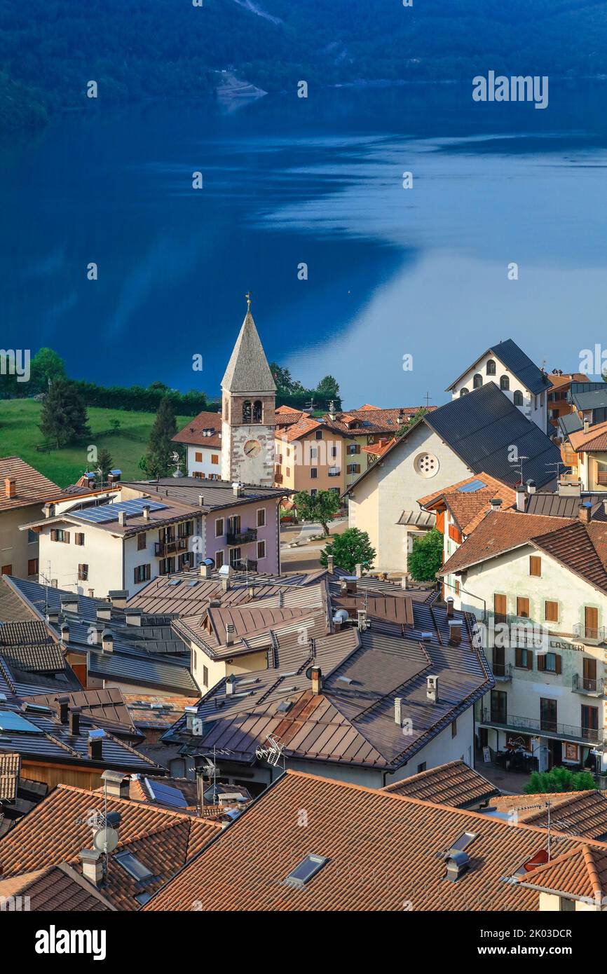 Italie, Trentin-Haut-Adige, province de trente, Molveno. Vue imprenable sur le lac et le village de Molveno Banque D'Images