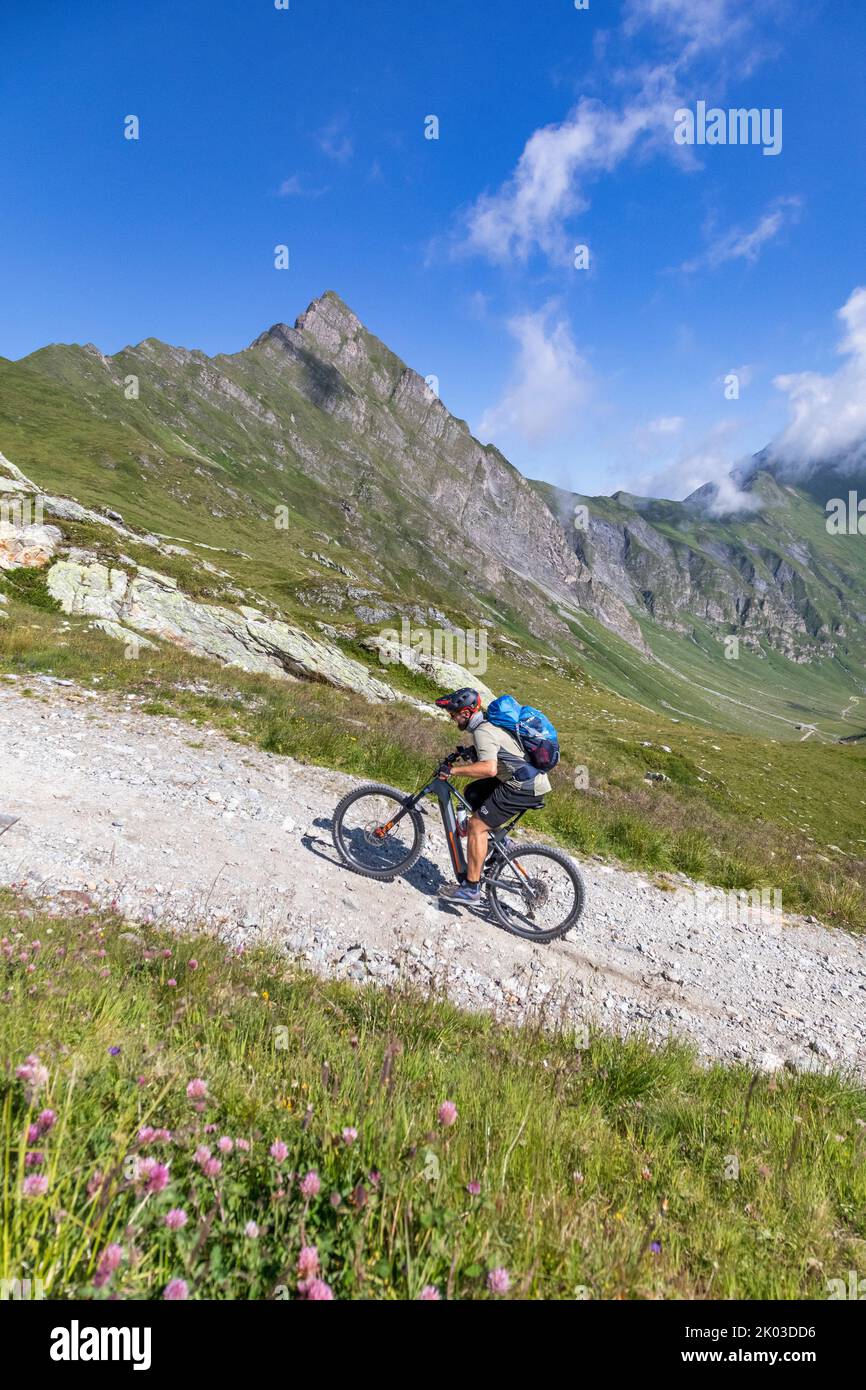 Autriche, Tyrol, pilote avec e-bike (emtb) à Tuxerjoch avec les Hornspitze, Alpes de Tux Banque D'Images