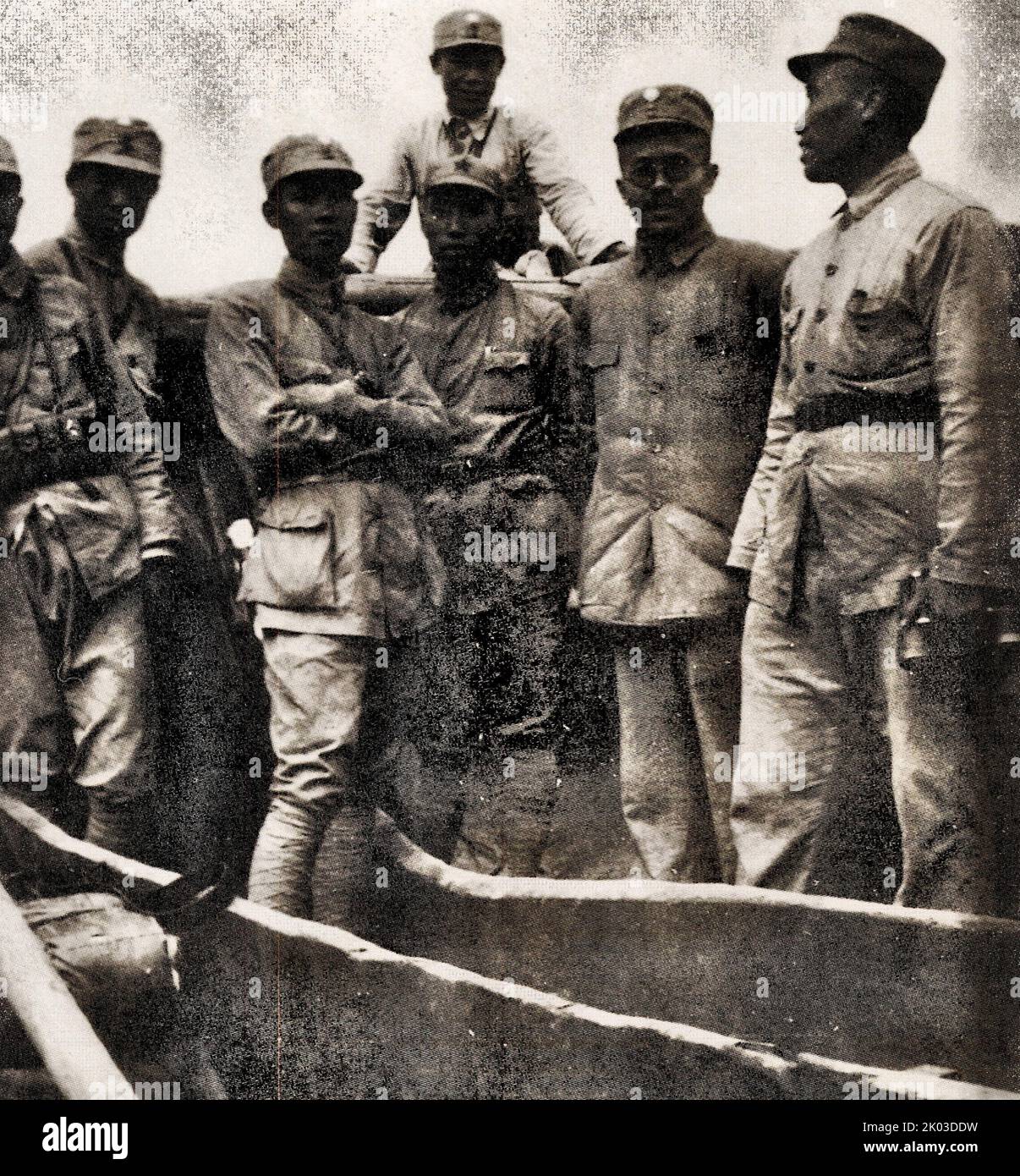 En septembre, Zhu de (le premier à partir de la droite), Ren Bishi (le second à partir de la droite), Zuo Quan (le troisième à partir de la droite) et d'autres ont conduit l'Armée de la huitième route à traverser le fleuve jaune vers l'est et se sont dirigés vers le front anti-japonais. Banque D'Images