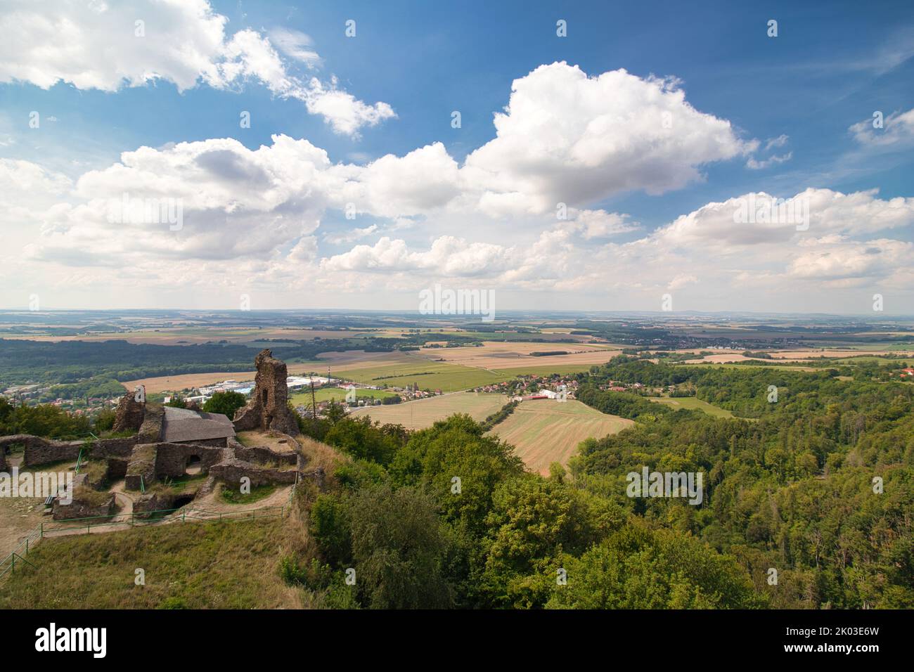 Ruines du château de Lichnice en été nuageux par jour. République tchèque. Banque D'Images Ruines du château de Lichnice en été nuageux par jour. République tchèque. Banque D'Images