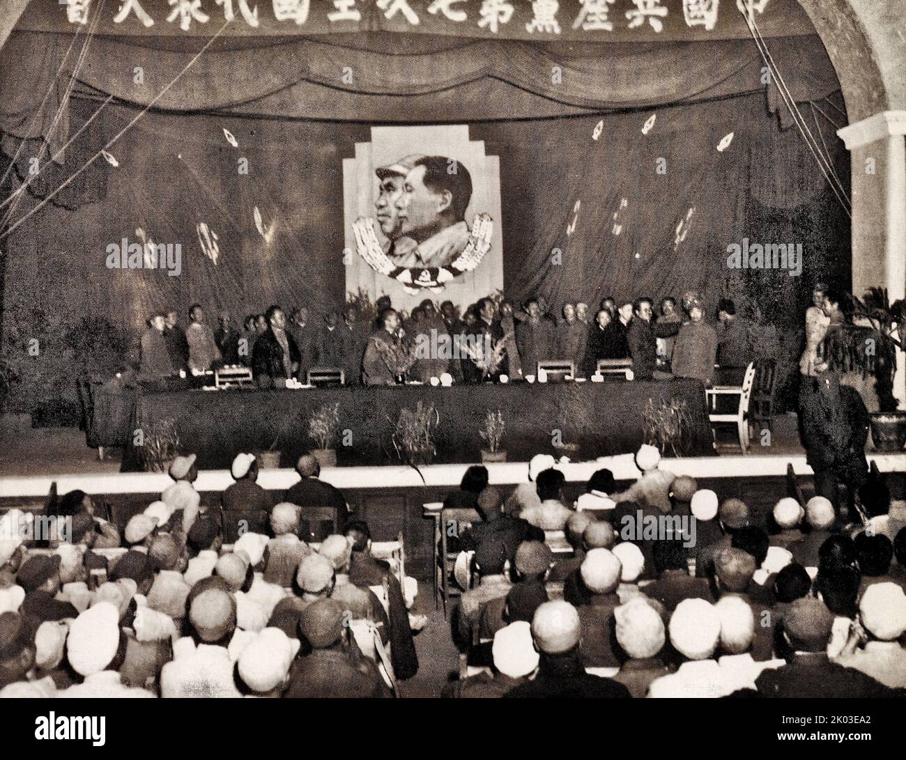 La photo est le théâtre de la clôture réussie du septième Congrès national du Parti communiste de Chine sur 11 juin. REN Bishi présente les membres nouvellement élus du Comité central. REN Bishi était un chef militaire et politique au début du Parti communiste chinois. Au début de 1930s, Banque D'Images