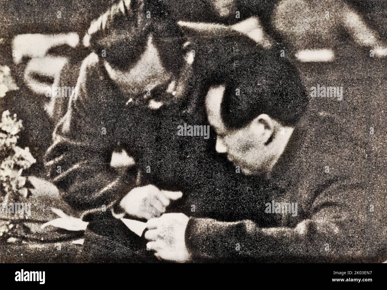 REN Bishi et Mao Zedong ont parlé et travaillé sur le podium du septième Congrès national du Parti communiste de Chine. REN Bishi était un chef militaire et politique au début du Parti communiste chinois. Au début de 1930s, Banque D'Images