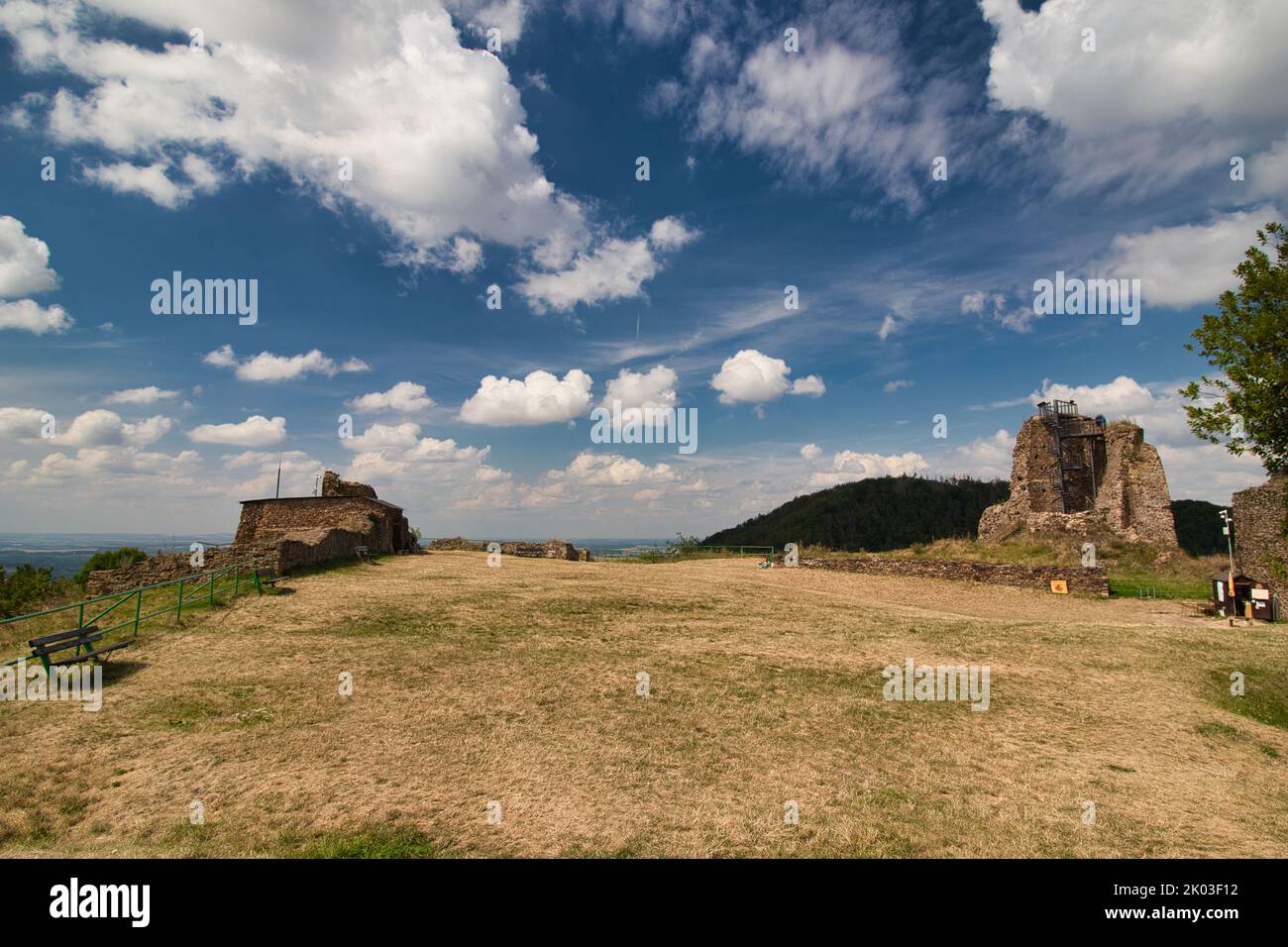 Ruines du château de Lichnice en été nuageux par jour. République tchèque. Banque D'Images Ruines du château de Lichnice en été nuageux par jour. République tchèque. Banque D'Images