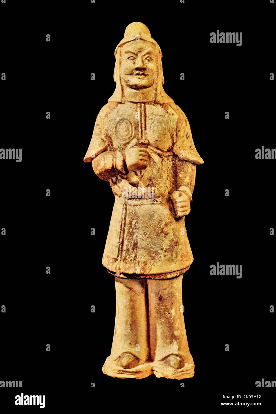 Figurine sui Dynasty peinte en vermilion et encre, avec un glaçage beige sur tout le corps, mais beaucoup sont tombés. Il portait un casque, portant une chemise à manches longues, son manteau était longueur genou, son corps était droit et la plate-forme était cassée. La tête et l'armure des figurines ont des traces de vermilion et de peinture à l'encre. L'armure a un motif à carreaux rouges avec un cercle noir au milieu. Il est majestueux et bien formé. Il a le style de sculpture de la dynastie sui. Banque D'Images