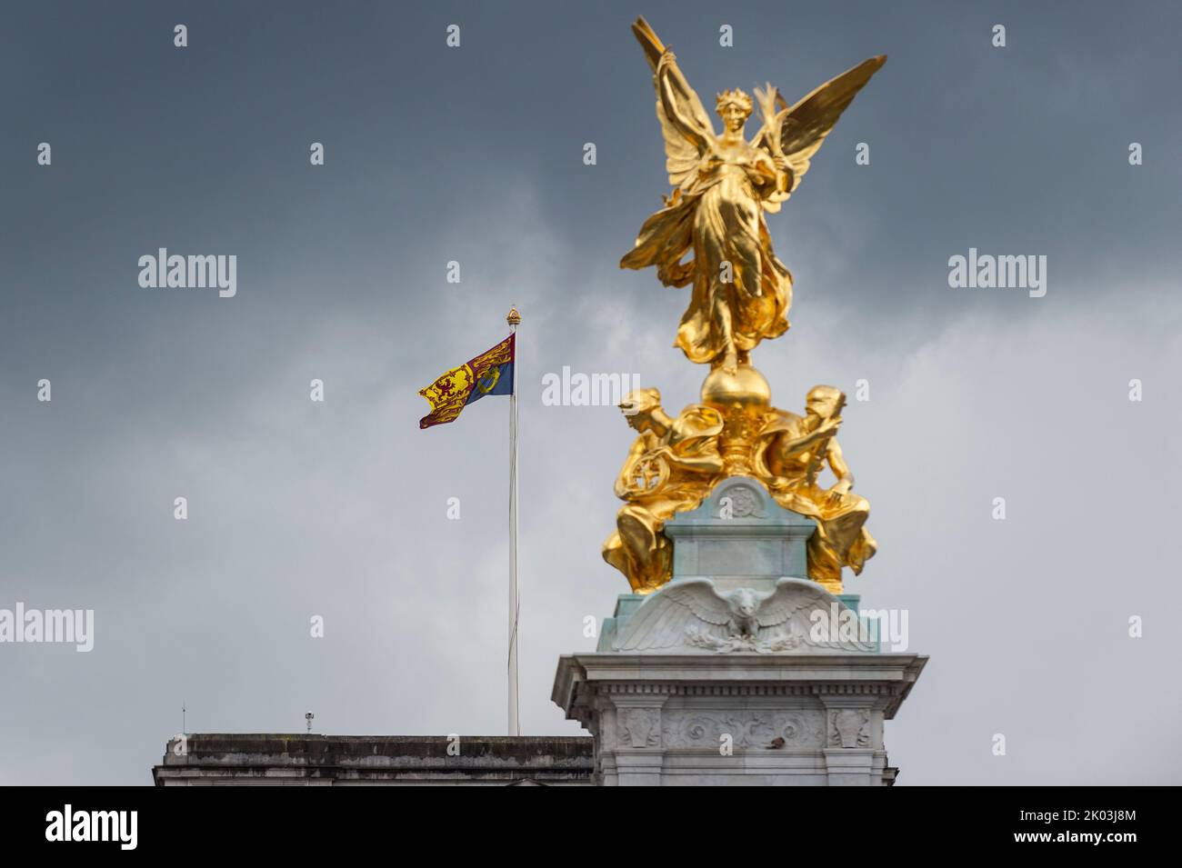 Londres, Royaume-Uni. 9 septembre 2022. L'étalon royal au sommet du mât de Buckingham Palace indiquant que le monarque régnant (le roi Charles III) est en résidence. La veille, il a été annoncé que la reine Elizabeth II, le monarque le plus ancien de l'histoire britannique, était morte à l'âge de 96 ans à Balmoral, en Écosse. Son fils, connu maintenant sous le nom de roi Charles III, lui succédera. Credit: Stephen Chung / Alamy Live News Banque D'Images