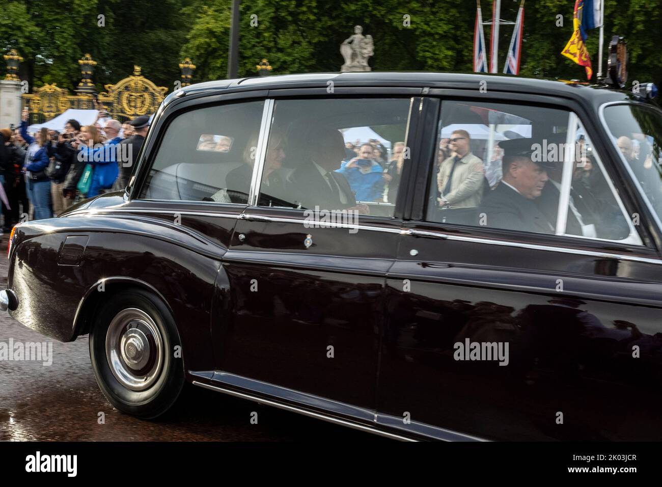 Londres, Royaume-Uni. 9 septembre 2022. Queen Consort Camilla et King Charles passent dans la voiture royale devant Buckingham Palace. La veille, il a été annoncé que la reine Elizabeth II, le monarque le plus ancien de l'histoire britannique, était morte à l'âge de 96 ans à Balmoral, en Écosse. Son fils, connu maintenant sous le nom de roi Charles III, lui succédera. Credit: Stephen Chung / Alamy Live News Banque D'Images