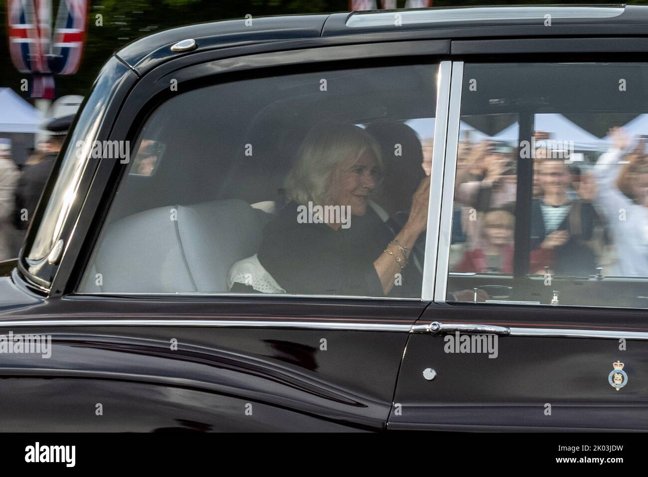 Londres, Royaume-Uni. 9 septembre 2022. Queen Consort Camilla et King Charles passent dans la voiture royale devant Buckingham Palace. La veille, il a été annoncé que la reine Elizabeth II, le monarque le plus ancien de l'histoire britannique, était morte à l'âge de 96 ans à Balmoral, en Écosse. Son fils, connu maintenant sous le nom de roi Charles III, lui succédera. Credit: Stephen Chung / Alamy Live News Banque D'Images