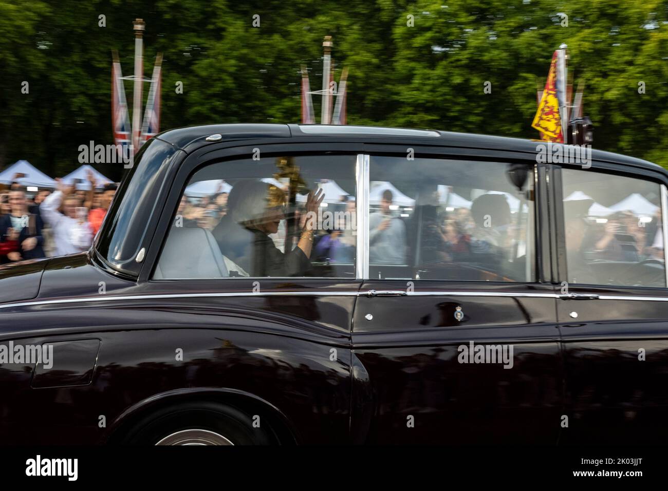 Londres, Royaume-Uni. 9 septembre 2022. Queen Consort Camilla et King Charles passent dans la voiture royale devant Buckingham Palace. La veille, il a été annoncé que la reine Elizabeth II, le monarque le plus ancien de l'histoire britannique, était morte à l'âge de 96 ans à Balmoral, en Écosse. Son fils, connu maintenant sous le nom de roi Charles III, lui succédera. Credit: Stephen Chung / Alamy Live News Banque D'Images