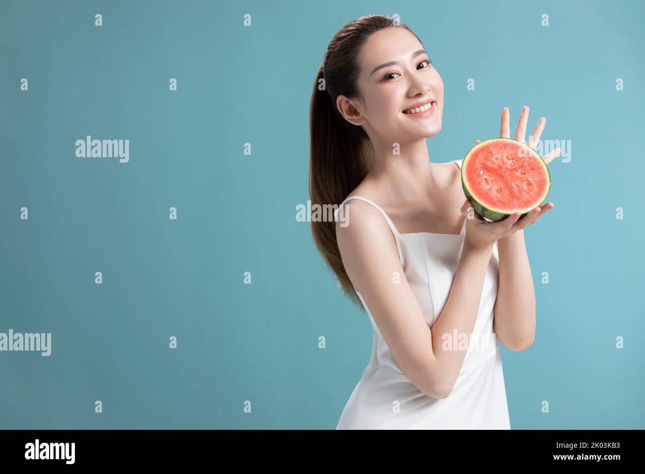 Belle jeune femme chinoise avec pastèque Banque D'Images