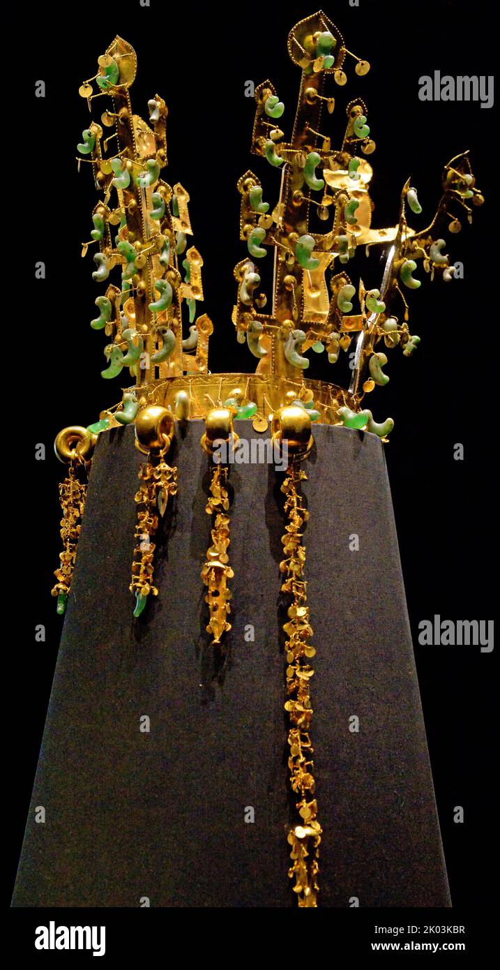 La couronne d'or de Silla de Hwangnamdaechong, logée dans le Musée national de Corée. C'est un Trésor national de la Corée. La hauteur de la couronne est de 27,5 centimètres et les chaînes et pendentifs dorés qui s'inclinent de la couronne, connue sous le nom de Suhasik, mesurent de 13 à 30,3 centimètres de longueur. La couronne est connue pour son utilisation abondante de jade. Les Suhasik sont regroupés en deux groupes de trois et sont disposés avec les chaînes les plus longues sur le bord extérieur aux plus petites chaînes les plus proches de l'avant de la couronne. Deuxième moitié du 5th siècle. Excavé à partir du monticule nord du tombeau de Hwangnam Daechong. Banque D'Images