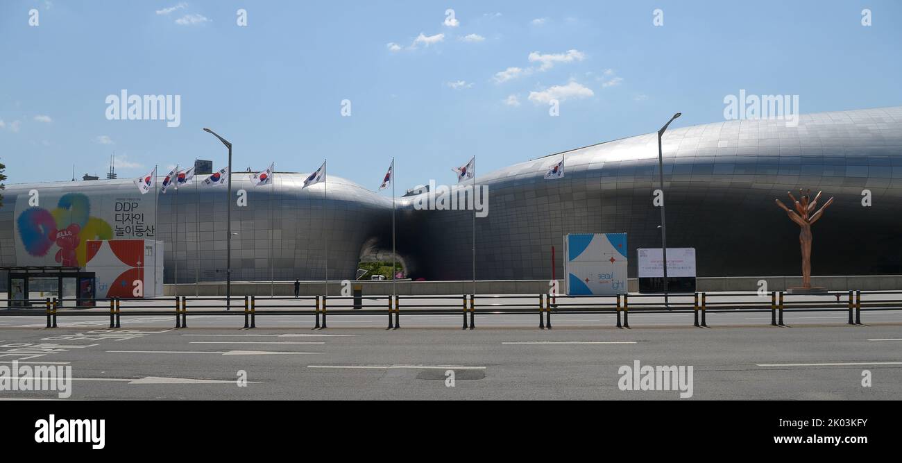 Le Dongdaemun Design Plaza, abrégé DDP, est un important point de repère urbain à Séoul, en Corée du Sud, conçu par Zaha Hadid et Samoo, avec un design résolument néo-futuriste caractérisé par les "formes puissantes et courbes de structures allongées". Le point de repère est la pièce maîtresse du centre de la mode et de la destination touristique populaire de Corée du Sud, Dongdaemun, avec un parc accessible à pied sur ses toits, de grands espaces d'exposition mondiaux, des magasins de détail futuristes et des parties restaurées de la forteresse de Séoul. Le DDP a été l'une des principales raisons de la désignation de Séoul comme capitale mondiale du design en 2010. Banque D'Images