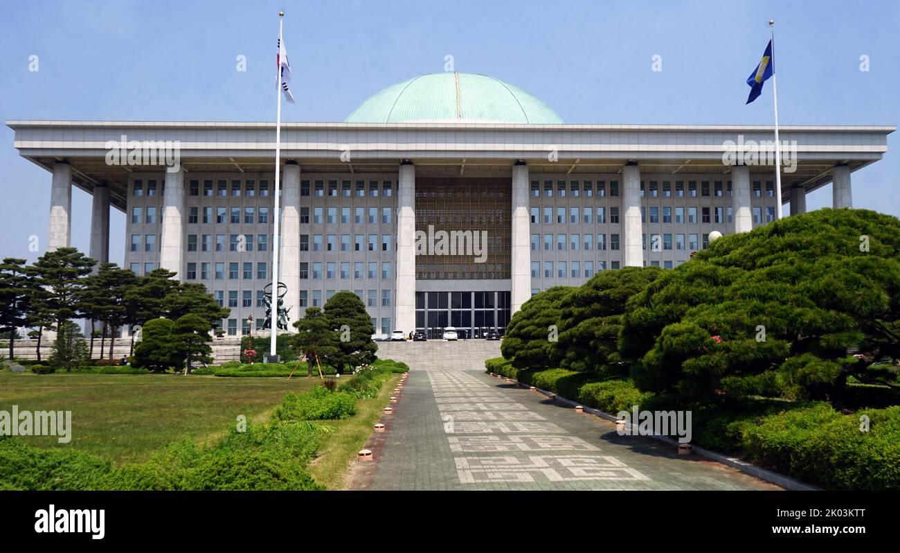 La salle des travaux de l'Assemblée nationale (Gukhoe-uisadang) est le bâtiment du capitole de Corée du Sud. Il est le siège de l'Assemblée nationale de la République de Corée, la branche législative du gouvernement national sud-coréen. Il est situé à Yeouido-dong, Yeongdeungpo-gu, Séoul. Banque D'Images