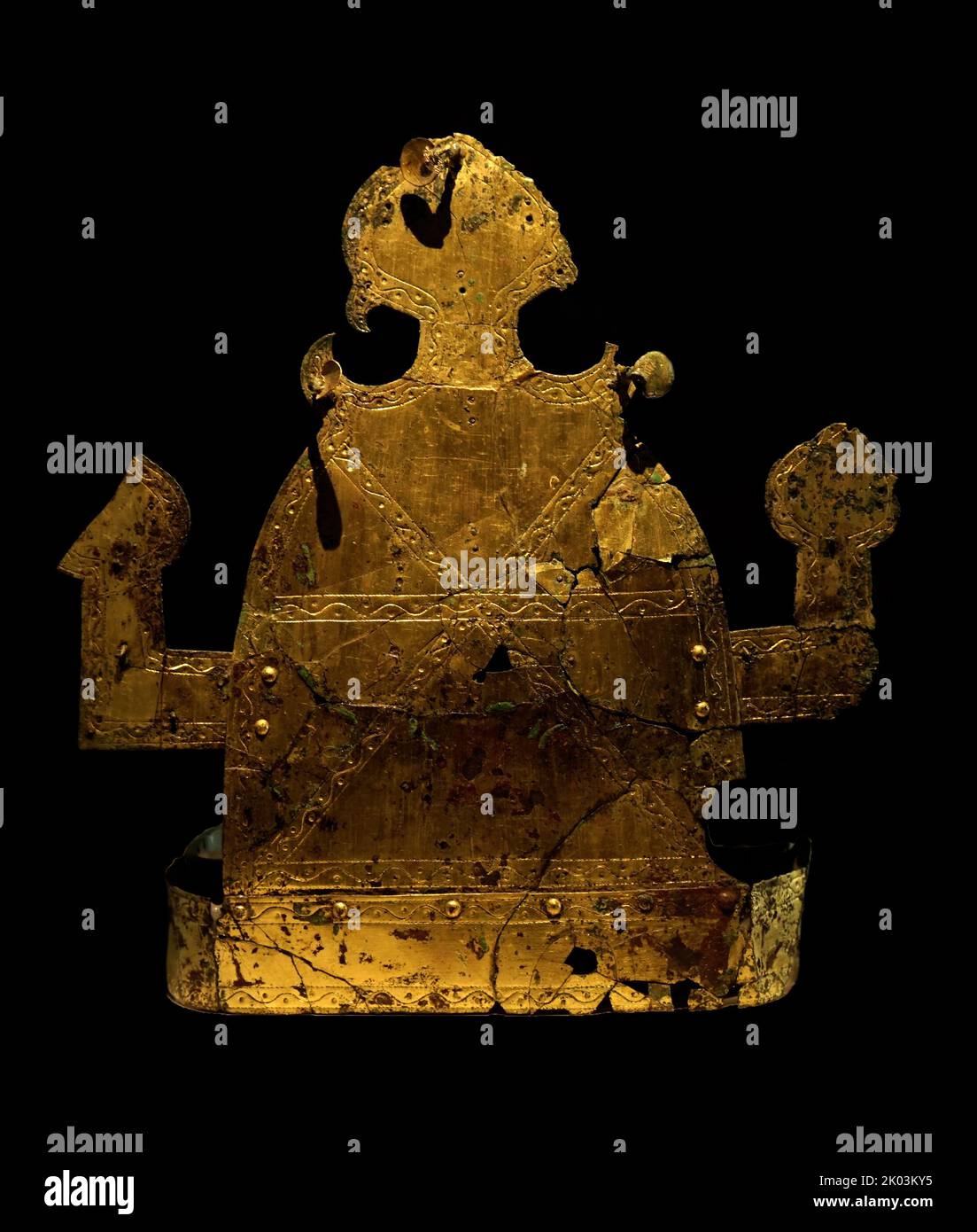Couronne de bronze doré, Jisan-Dong, Goryeong Gyeongsangbu-do, Corée du Sud. Bijoux ornementaux découverts sur les tombes anciennes de Jisan-dong, Goryeong, Corée du Sud. Période Gaya. La période traditionnelle utilisée par les historiens pour la chronologie de Gaya est AD 42-532. Selon les preuves archéologiques des troisième et quatrième siècles, certaines des villes-États de Byeonhan ont évolué en confédération de Gaya, qui a été plus tard annexée par Silla, l'un des trois royaumes de Corée. 5th siècle Banque D'Images
