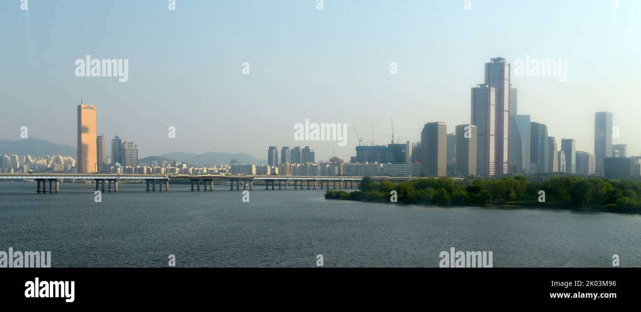 Vue sur la rivière Hangang à Séoul, en Corée du Sud. 'La Tour du Parc 1 (avec tuyauterie rouge), est un gratte-ciel surgrand à Séoul, en Corée du Sud. Il s'élève à 333 m (1 093 pi) et compte 69 étages. La construction s'est arrêtée en 2011 mais a repris au début de 2017. Parc de la rivière Yeouido Han, à Séoul, Corée du Sud Banque D'Images