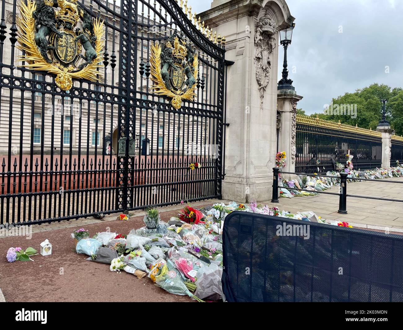 Londres, Royaume-Uni - 9 septembre 2022 : fleurs devant les portes du palais de Buckingham pour honorer la mémoire de la reine Elizabeth II Banque D'Images