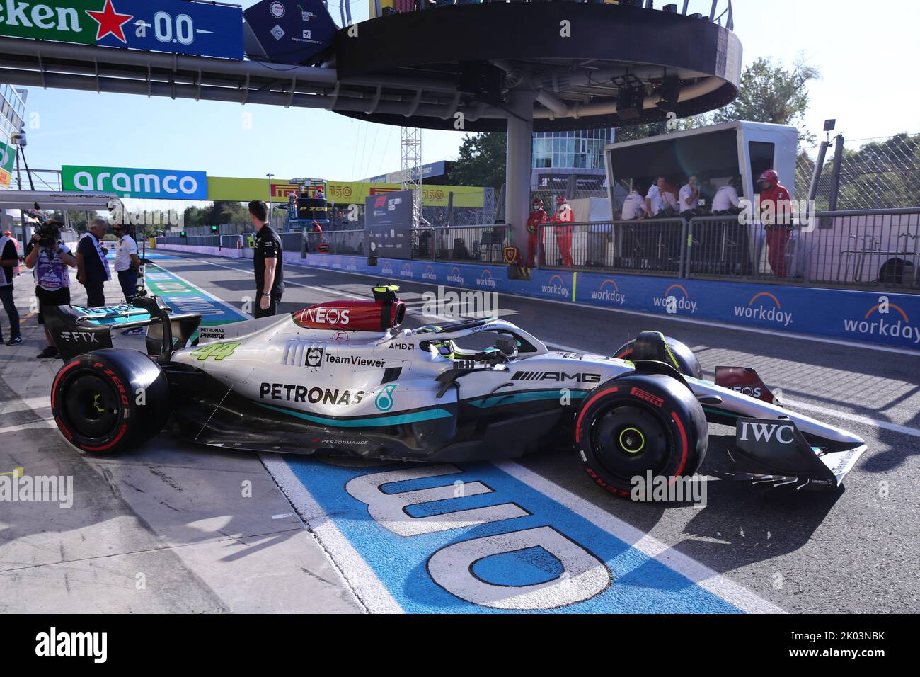 Italie, 09/09/2022, Italie, 09/09/2022, Lewis Hamilton de Mercedes AMG Petronas F1 Team in PIT Lane pendant la pratique libre 2 avant le Grand Prix d'Italie F1. Banque D'Images