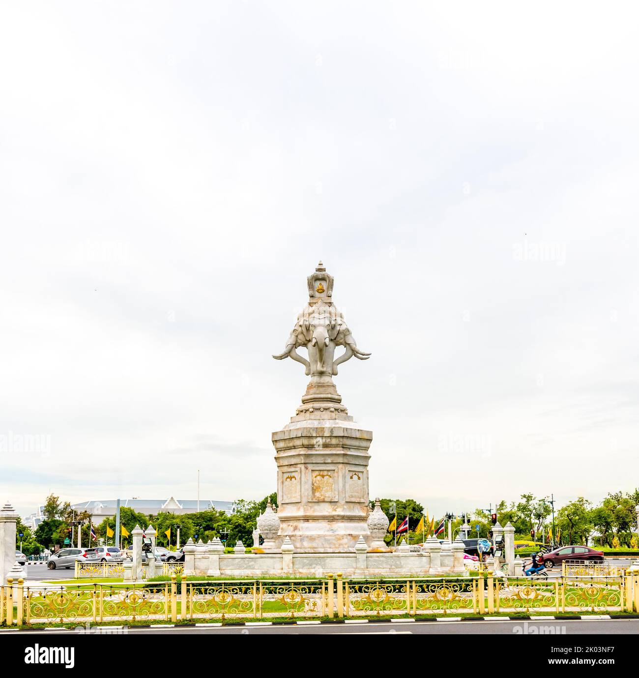 Célèbre statue à quatre têtes d'éléphant ind Thaïlande capitale Bangkok. Statue d'éléphant blanc près de la rue. Religion et symbole spirituel du bouddhisme. Banque D'Images