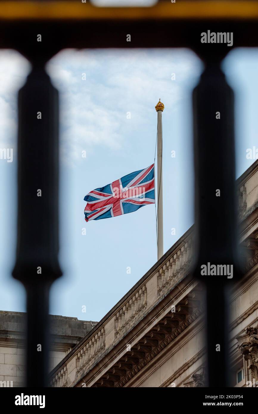 Buckingham Palace, Londres, Royaume-Uni. 9th septembre 2022. Après l'annonce d'hier que la reine Elizabeth II, le monarque le plus ancien des Britanniques, était morte à l'âge de 96 ans à Balmoral, en Écosse, le drapeau de l'Union au palais de Buckingham est abaissé à mi-mât. Amanda Rose/Alamy Live News Banque D'Images