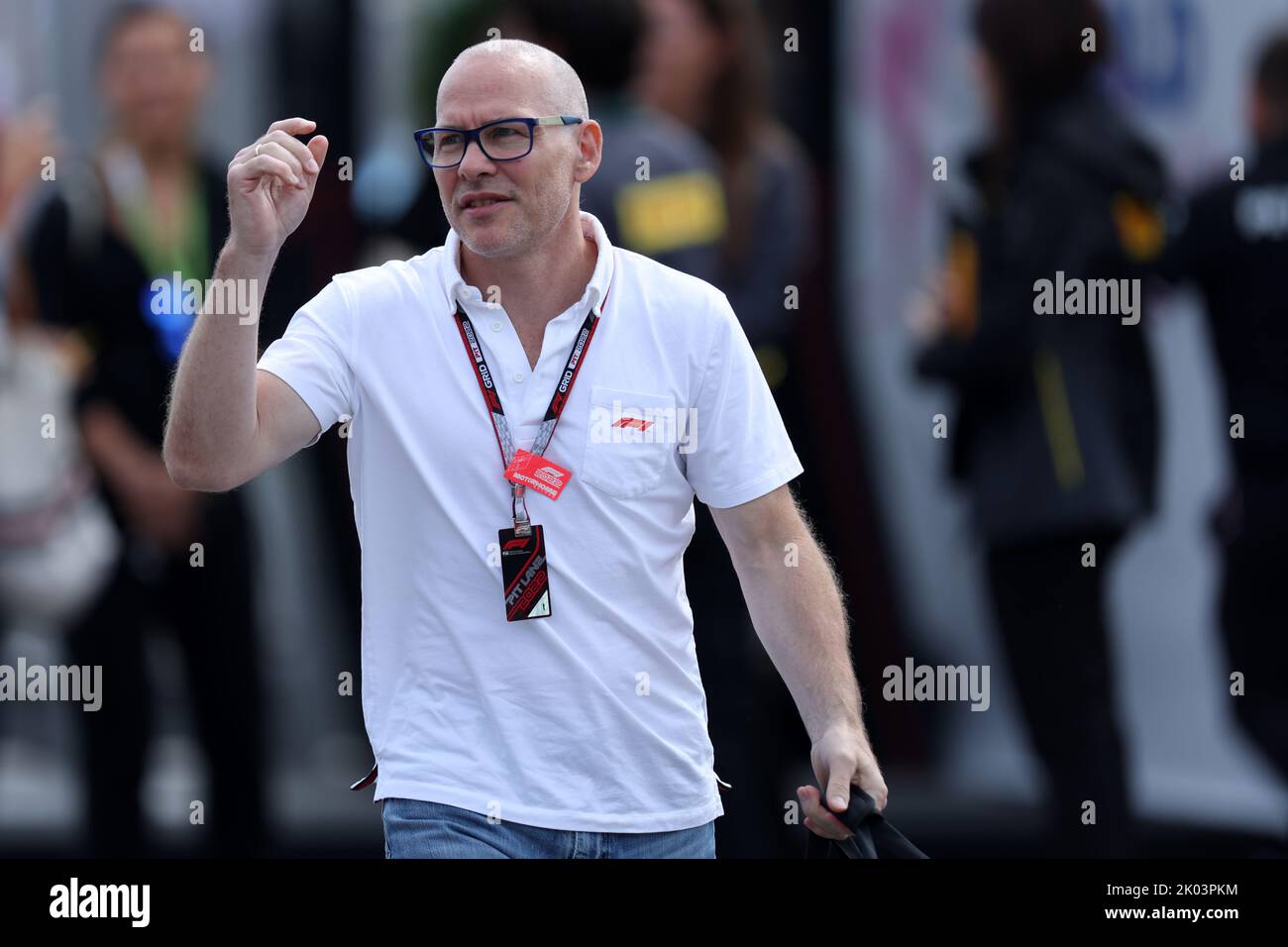 Italie, 09/09/2022, Italie, 09/09/2022, l'ancien pilote Jacques Villeneuve regarde avant la libre pratique 1 avant le Grand Prix d'Italie F1. Banque D'Images