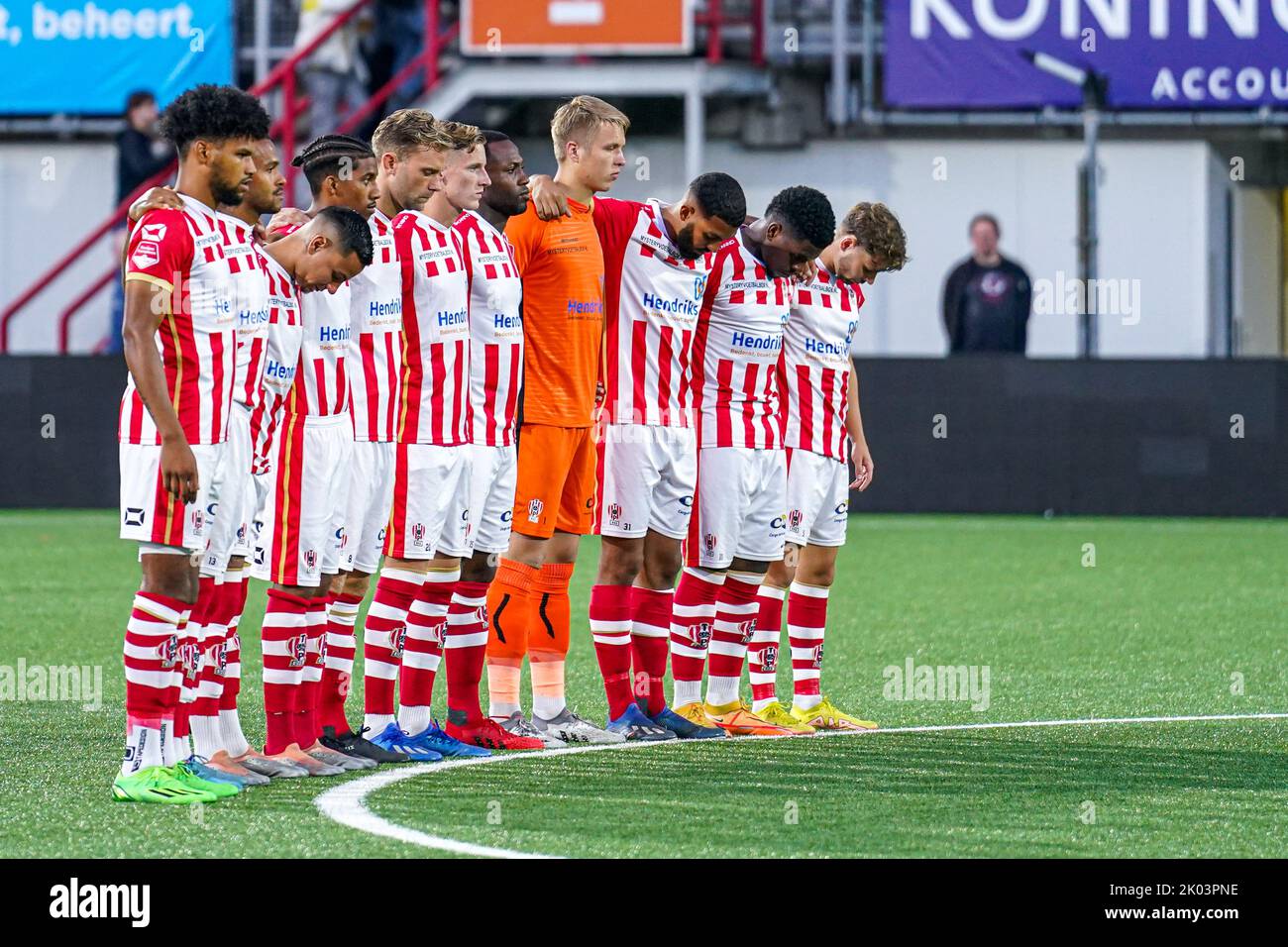 OSS, PAYS-BAS - SEPTEMBRE 9: Les joueurs de TOP OSS prenant une minute de silence pour le passage de Piet Schrijvers avant le match hollandais de Keukenkampidicoenie entre Top OSS et Jong Ajax à Frans Heesen Stadion 9 septembre 2022 à OSS, pays-Bas (photo de Joris Verwijst/Orange Pictures) Banque D'Images