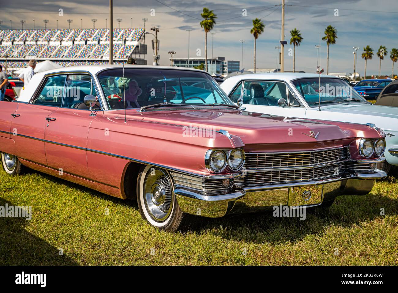 Daytona Beach, FL - 24 novembre 2018 : vue de l'angle avant d'une berline de ville Cadillac série 62 1963 lors d'un salon automobile local. Banque D'Images