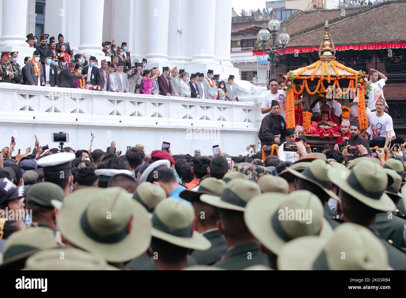 Les dévotés tirent un char portant le Bhairav, un enfant vénéré au Népal comme un dieu vivant, le jour principal du festival 'Indra Jatra'. Le festival annuel, nommé d'après Indra, le dieu de la pluie et du ciel, est célébré par le culte, la joie, le chant, la danse, et la fête dans la vallée de Katmandou pour marquer la fin de la saison de la mousson. Indra, la déesse vivante Kumari et d'autres divinités sont adorés pendant le festival. Banque D'Images
