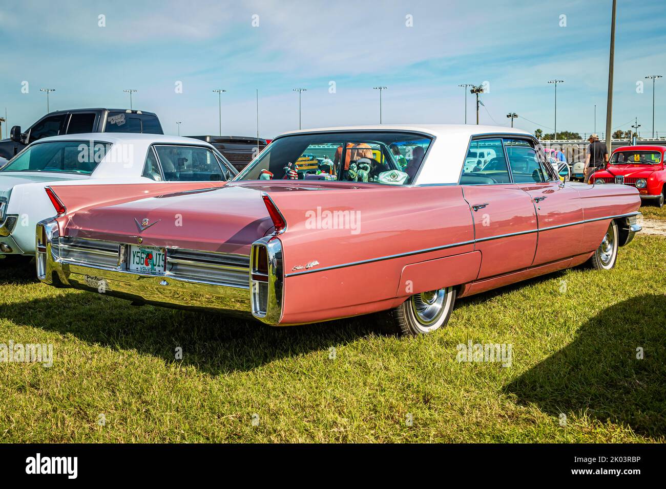 Daytona Beach, FL - 24 novembre 2018 : vue du coin arrière d'une Cadillac Series 62 Berline de ville 1963 à toit rigide lors d'un salon automobile local. Banque D'Images