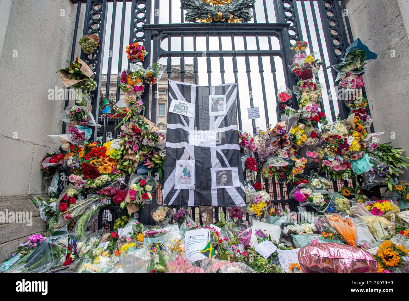 Londres, Royaume-Uni. 9 septembre 2022. Des messages de condoléances sont placés aux portes du palais de Buckingham tandis que de grandes foules rendent hommage à la reine Elizabeth II, qui est décédée à 96 ans en Balmoral Écosse comme le plus long monarque britannique et sera succombé par son fils le roi Charles III. Photo : Horst A. Friedrichs Alamy Live News Banque D'Images
