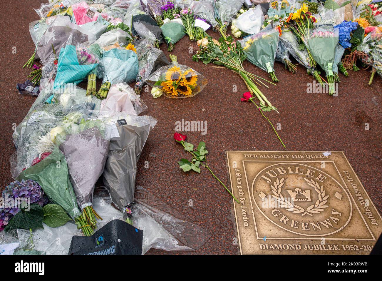 Londres, Royaume-Uni. 9th septembre 2022. Les fans royaux et les adeptes de la fête continuent d'apporter des hommages floraux aux portes du palais de Buckingham après l'annonce de la mort d'Elizabeth II, reine du Royaume-Uni, décédée jeudi soir au château de Balmoral. Photo Horst A. Friedrichs Alamy Live News Banque D'Images