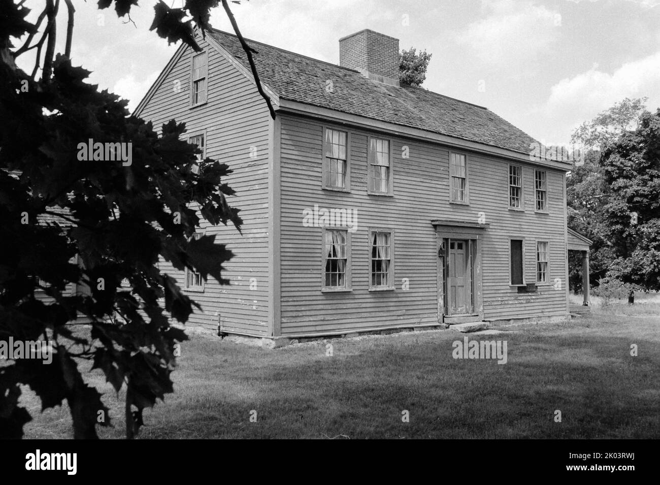 Samuel Brooks House a été construit en 1692 et est situé dans le parc historique national de Minuteman, Lincoln, Massachusetts. L'image a été capturée sur l'analogique b. Banque D'Images