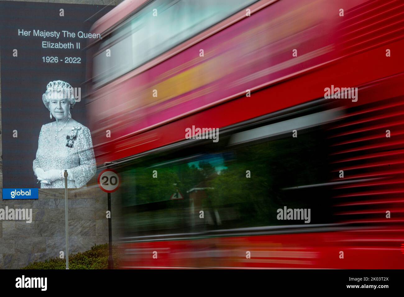 Londres, Royaume-Uni. 9 septembre 2022. Un portrait de sa Majesté la reine Elizabeth II est exposé au A3 London Road en hommage alors que la nation commence une période de deuil de 10 jours. La reine Elizabeth est décédée le mercredi 8 septembre, le plus long monarque britannique au service et sera remplacé par son fils. Photo: Horst A. Friedrichs Alay Live News Banque D'Images