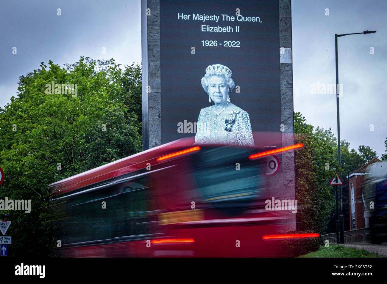 Londres, Royaume-Uni. 9 septembre 2022. Un portrait de sa Majesté la reine Elizabeth II est exposé au A3 London Road en hommage alors que la nation commence une période de deuil de 10 jours. La reine Elizabeth est décédée le mercredi 8 septembre, le plus long monarque britannique au service et sera remplacé par son fils. Photo: Horst A. Friedrichs Alay Live News Banque D'Images