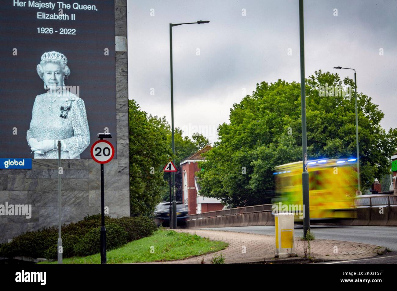 Londres, Royaume-Uni. 9 septembre 2022. Un portrait de sa Majesté la reine Elizabeth II est exposé au A3 London Road en hommage alors que la nation commence une période de deuil de 10 jours. La reine Elizabeth est décédée le mercredi 8 septembre, le plus long monarque britannique au service et sera remplacé par son fils. Photo: Horst A. Friedrichs Alay Live News Banque D'Images