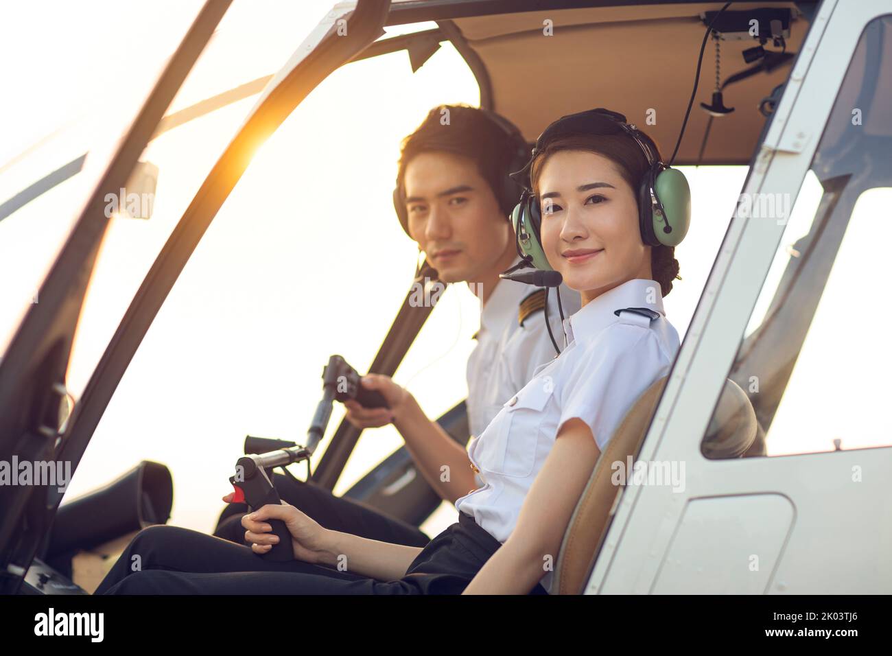 Pilotes chinois assis dans un poste de pilotage d'hélicoptère Banque D'Images