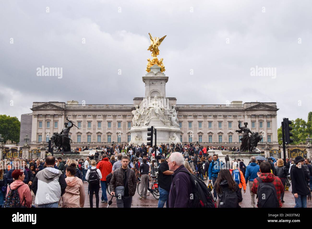 Londres, Royaume-Uni. 9th septembre 2022. Les foules se rassemblent devant le palais de Buckingham pour rendre hommage à la Reine Elizabeth II, âgée de 96 ans. Credit: Vuk Valcic/Alamy Live News Banque D'Images