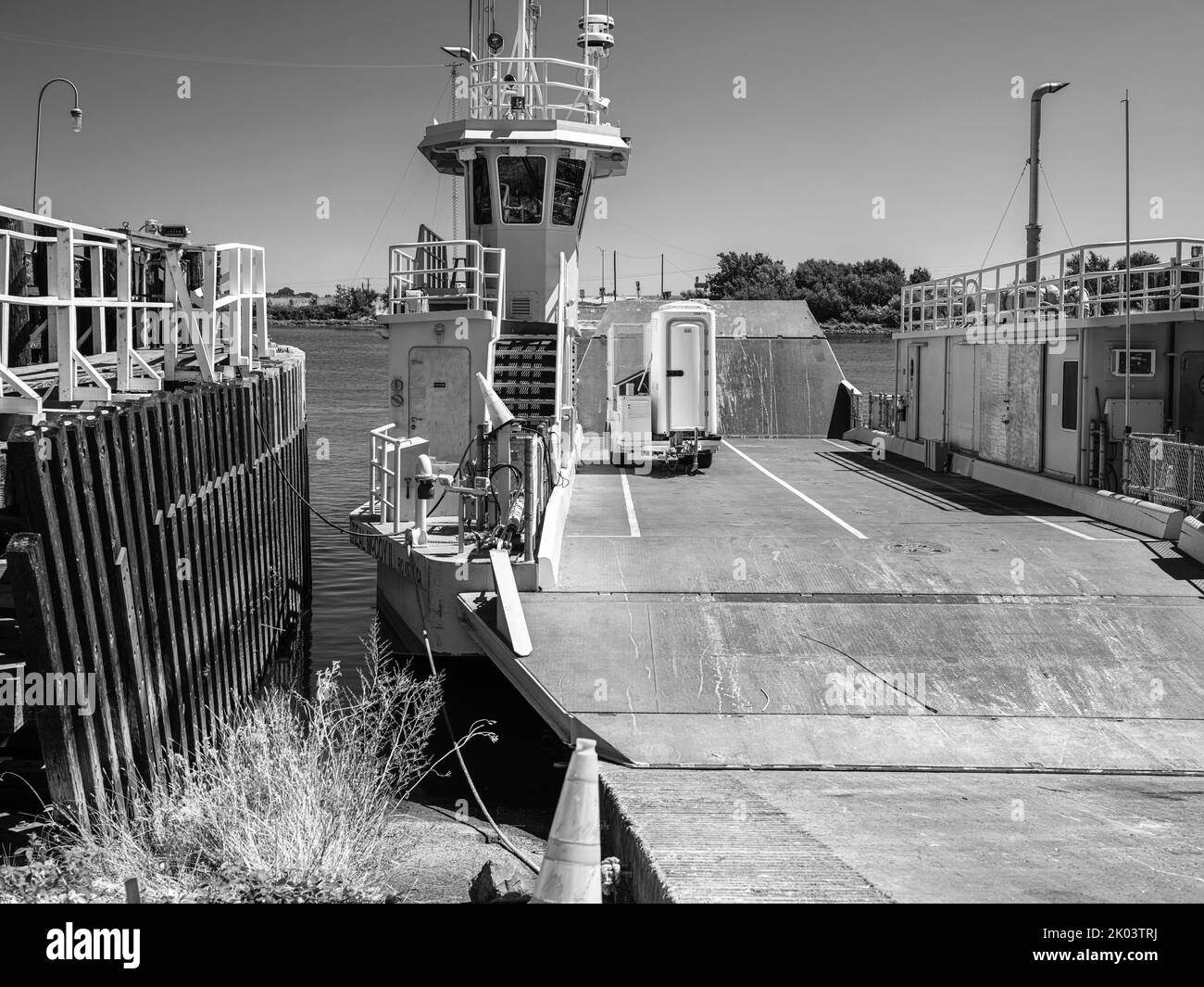 Comment faire un ferry pour une toilette Portabel de l'autre côté de la rivière Sacramento en Californie Banque D'Images