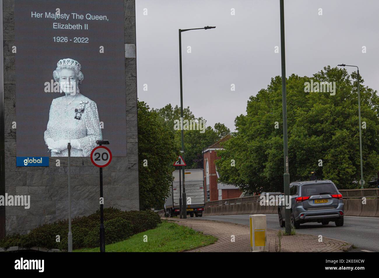 Londres, Royaume-Uni. 9 septembre 2022. Un portrait de sa Majesté la reine Elizabeth II est exposé au A3 London Road en hommage alors que la nation commence une période de deuil de 10 jours. La reine Elizabeth est décédée le mercredi 8 septembre, le plus long monarque britannique au service et sera remplacé par son fils. Photo: Horst A. Friedrichs Alay Live News Banque D'Images