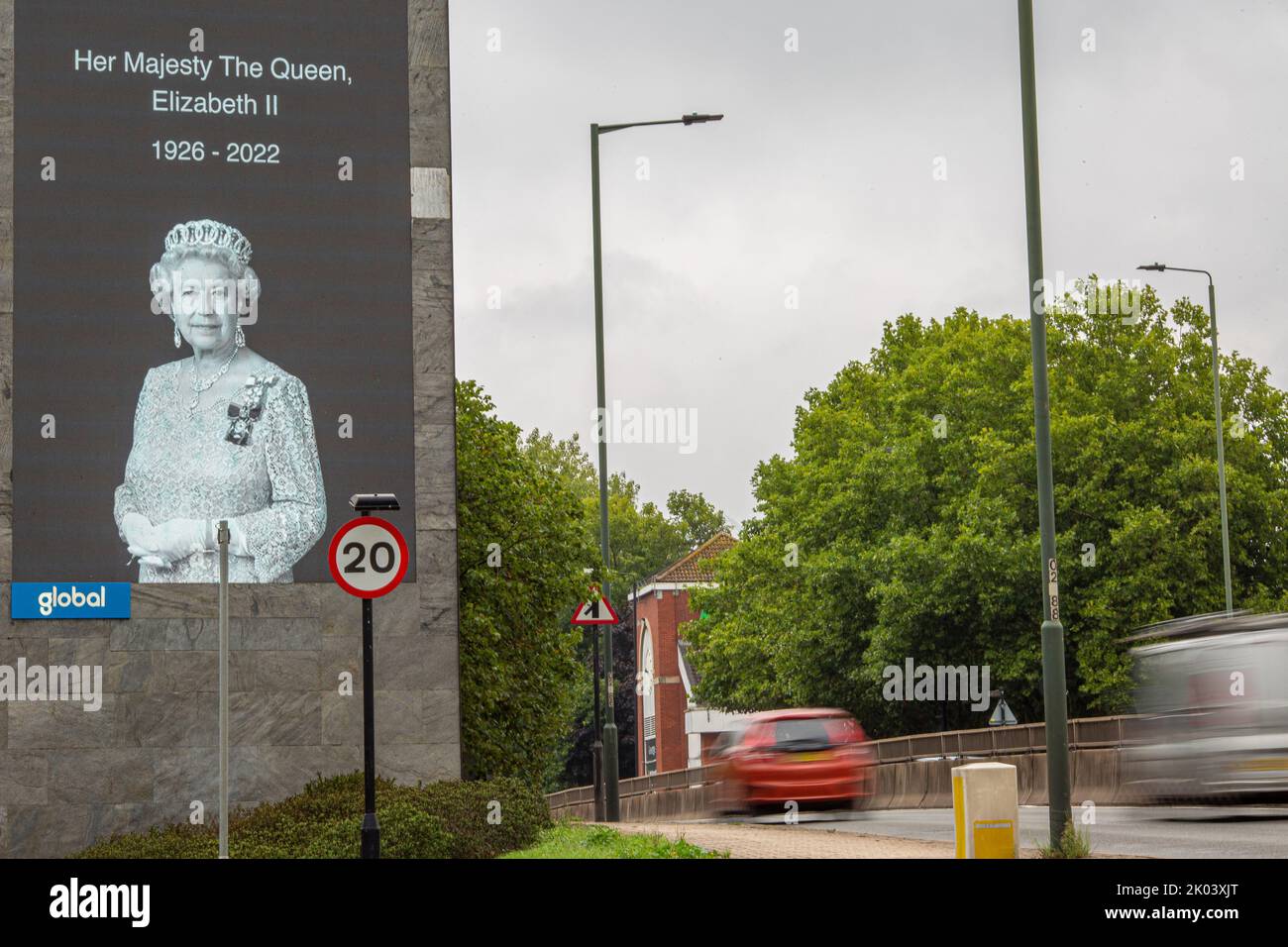 Londres, Royaume-Uni. 9 septembre 2022. Un portrait de sa Majesté la reine Elizabeth II est exposé au A3 London Road en hommage alors que la nation commence une période de deuil de 10 jours. La reine Elizabeth est décédée le mercredi 8 septembre, le plus long monarque britannique au service et sera remplacé par son fils. Photo: Horst A. Friedrichs Alay Live News Banque D'Images